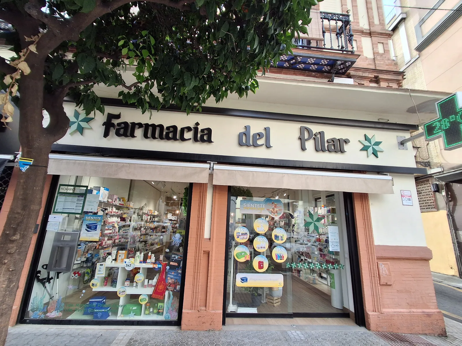 Fachada de Farmacia del Pilar en la calle Feria, Sevilla
