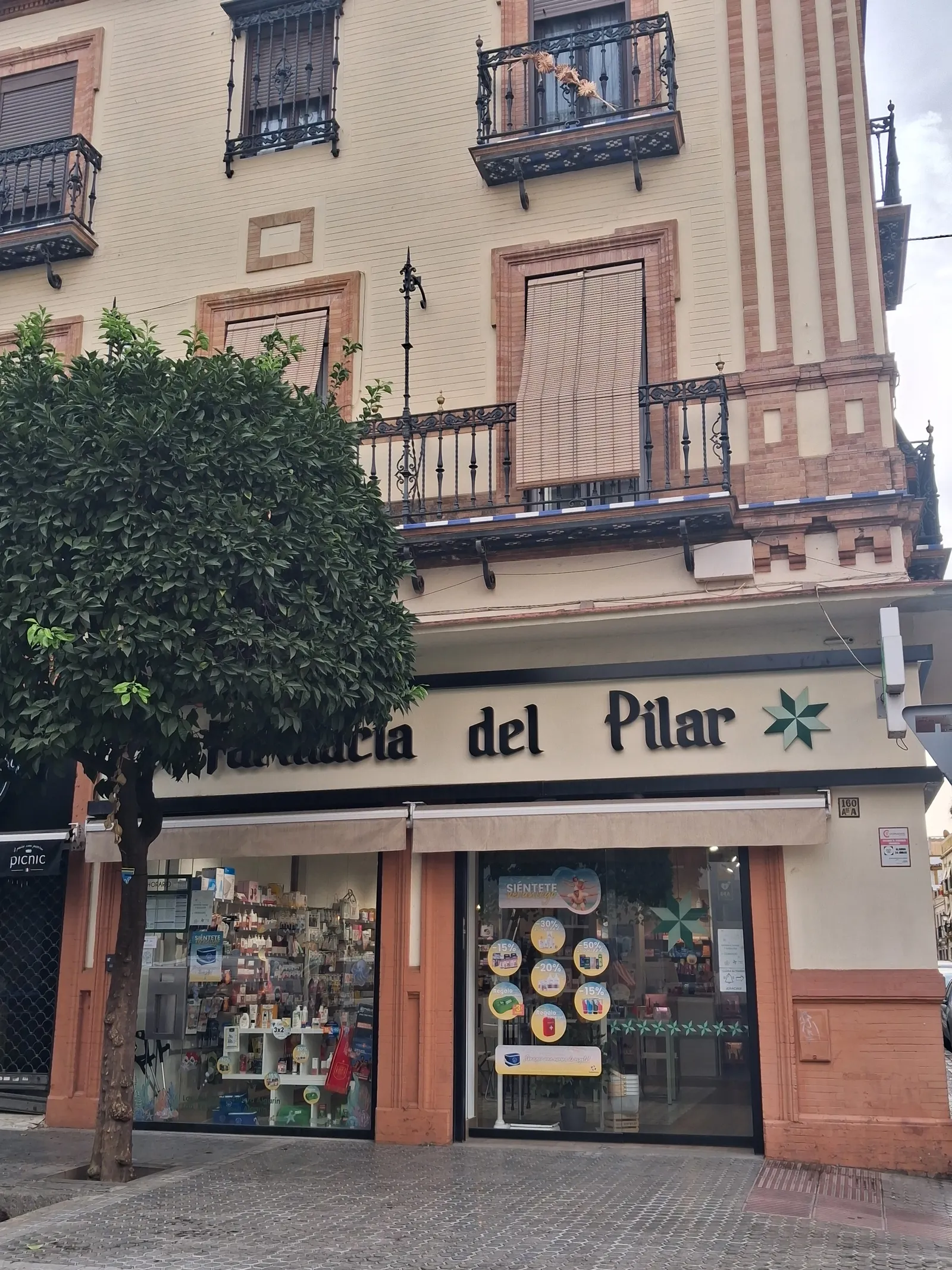 Fachada de Farmacia del Pilar en la calle Feria, Sevilla